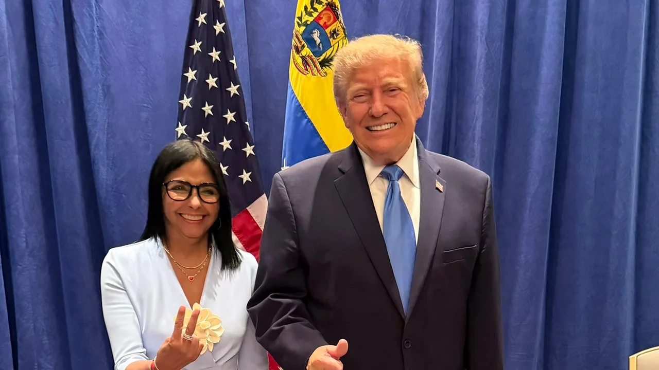 Delcy Rodríguez e Donald Trump posam juntos em Nova York
