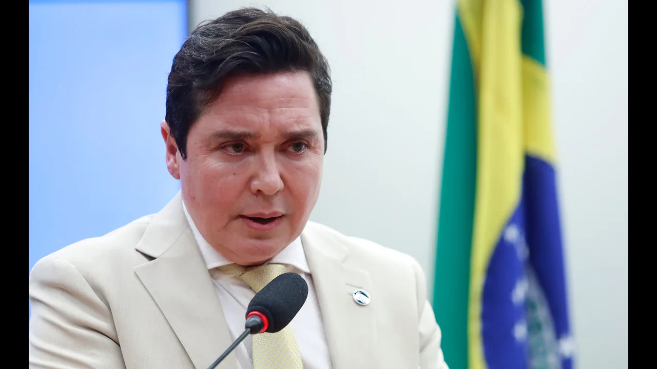 O jornalista Cláudio Dantas discursa em evento na Câmara dos Deputados, em Brasília