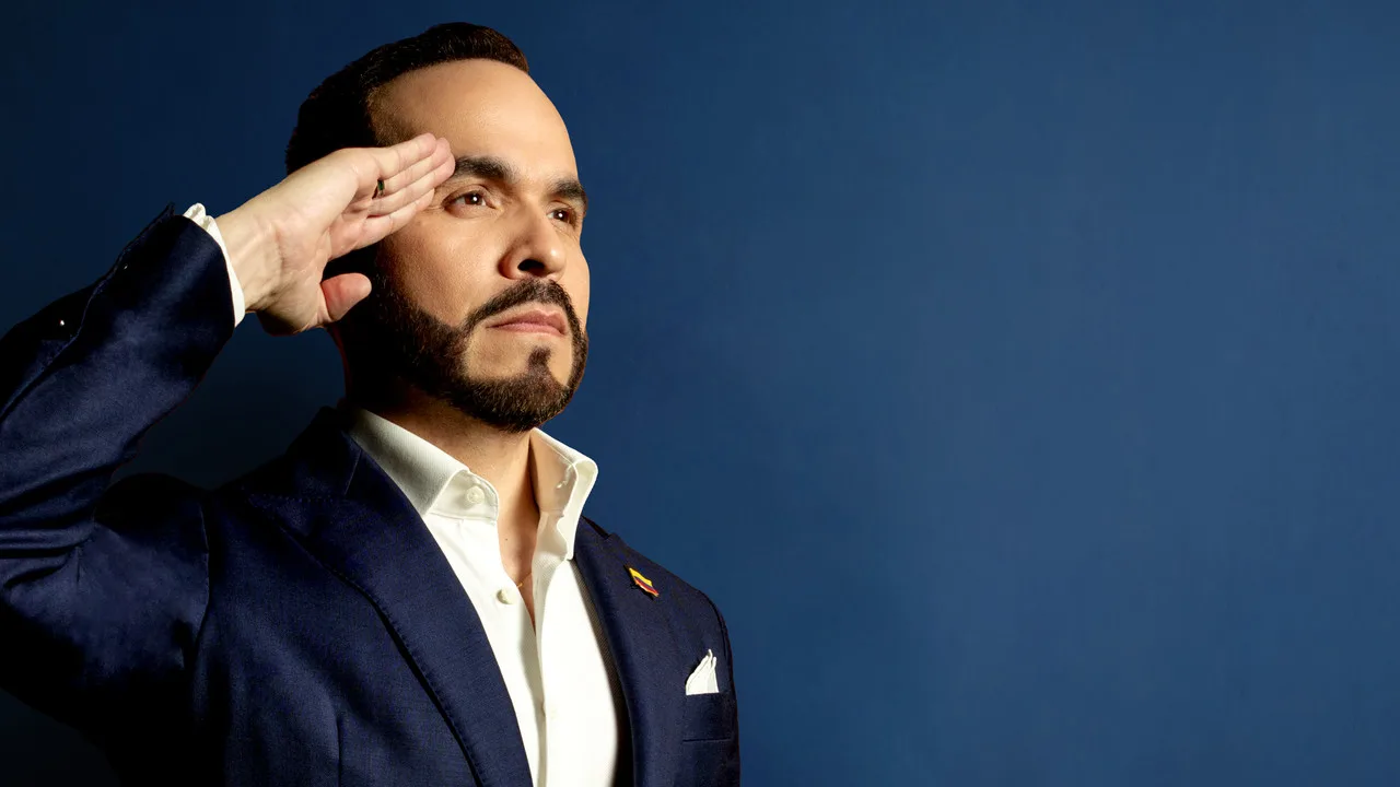 O presidente da Colômbia, Abelardo de la Espriella, bate continência diante de fundo azul