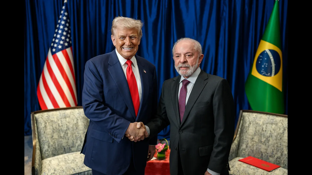 Donald Trump e Lula apertam as mãos diante das bandeiras dos Estados Unidos e do Brasil em encontro em Kuala Lumpur