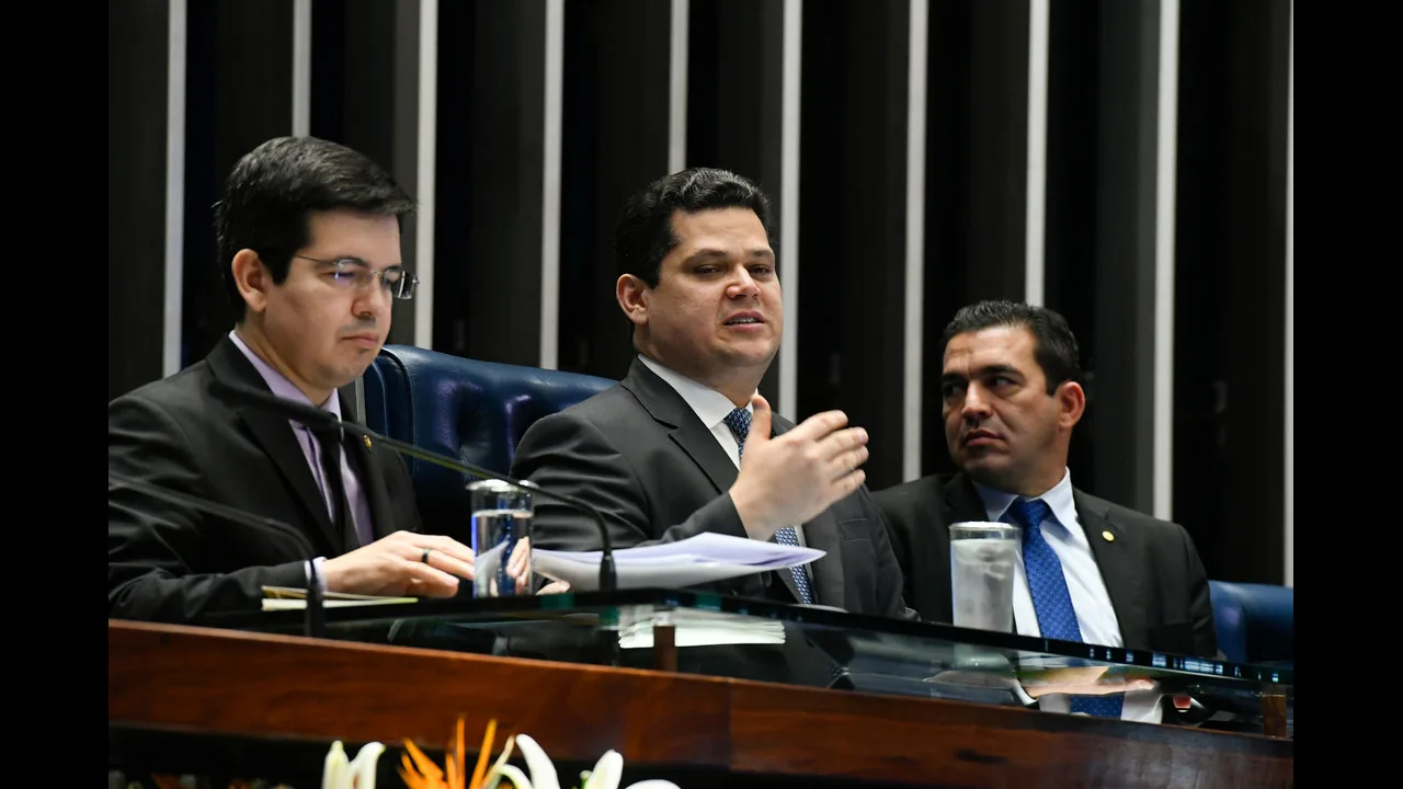 Davi Alcolumbre, ao centro, preside sessão no plenário do Senado Federal