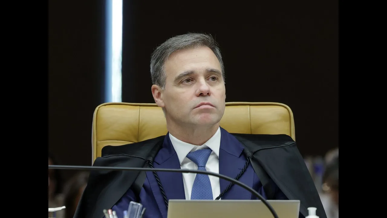 O ministro André Mendonça, do STF, de toga, durante sessão plenária da Corte