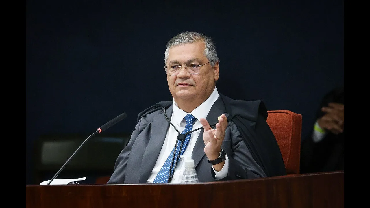 O ministro Flávio Dino, do STF, de toga, gesticula durante voto em sessão da Corte