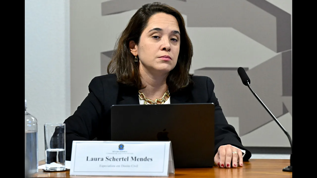A advogada Laura Schertel Mendes, filha do ministro Gilmar Mendes, durante audiência no Senado Federal