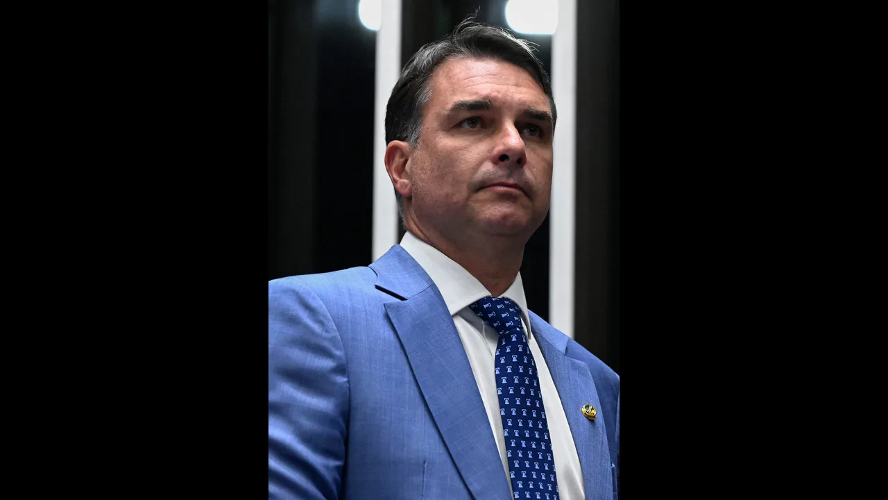 O senador Flávio Bolsonaro, candidato do PL à Presidência, de terno azul no plenário do Senado