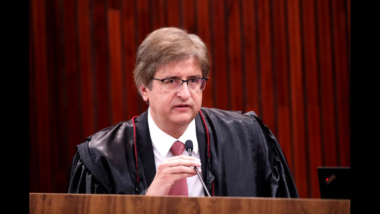 O procurador-geral da República, Paulo Gonet, de toga, discursa em sessão