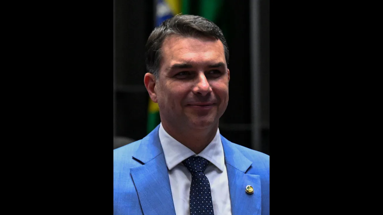 O senador Flávio Bolsonaro, candidato do PL à Presidência, sorri de terno azul no plenário do Senado