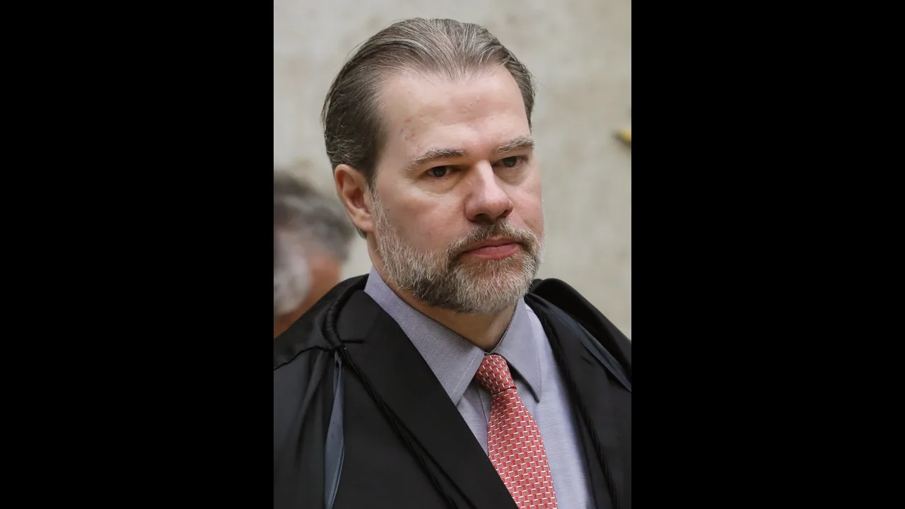 O ministro Dias Toffoli, de toga, no plenário do Supremo Tribunal Federal