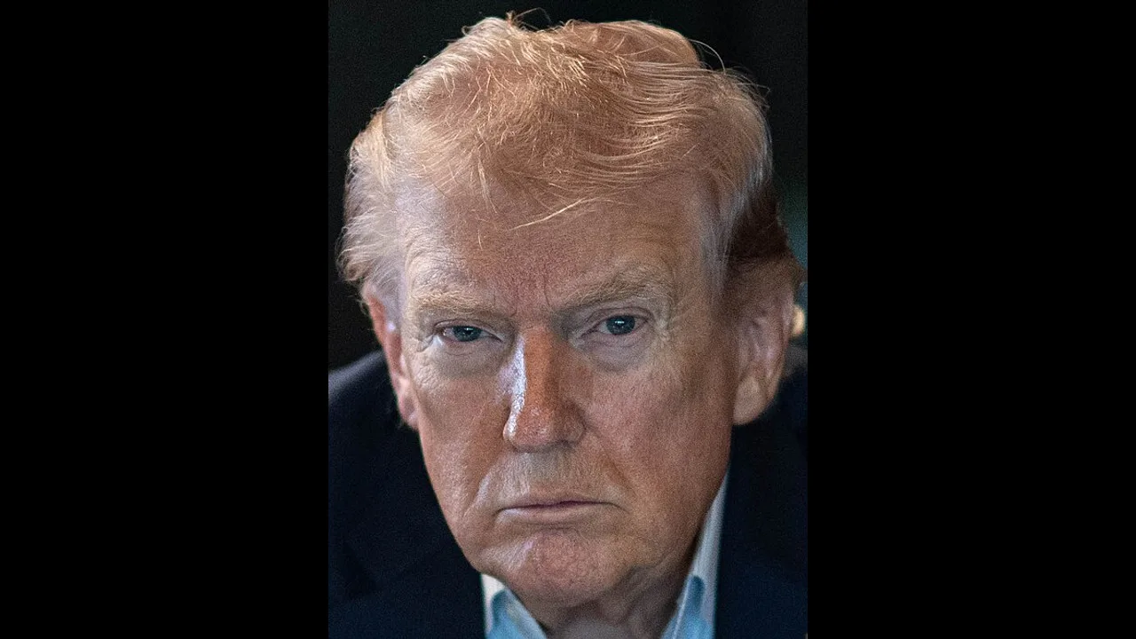 O presidente dos Estados Unidos, Donald Trump, de terno escuro e olhar sério