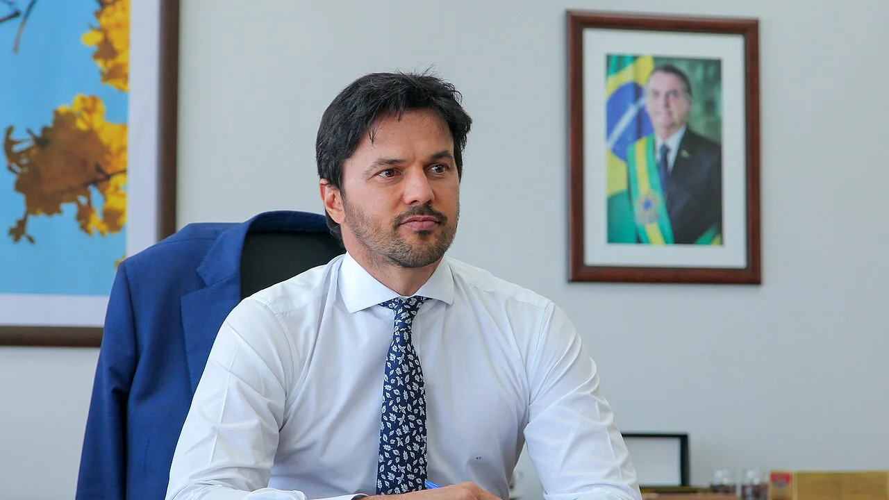 O ex-ministro das Comunicações Fábio Faria, de camisa branca e gravata, em seu gabinete