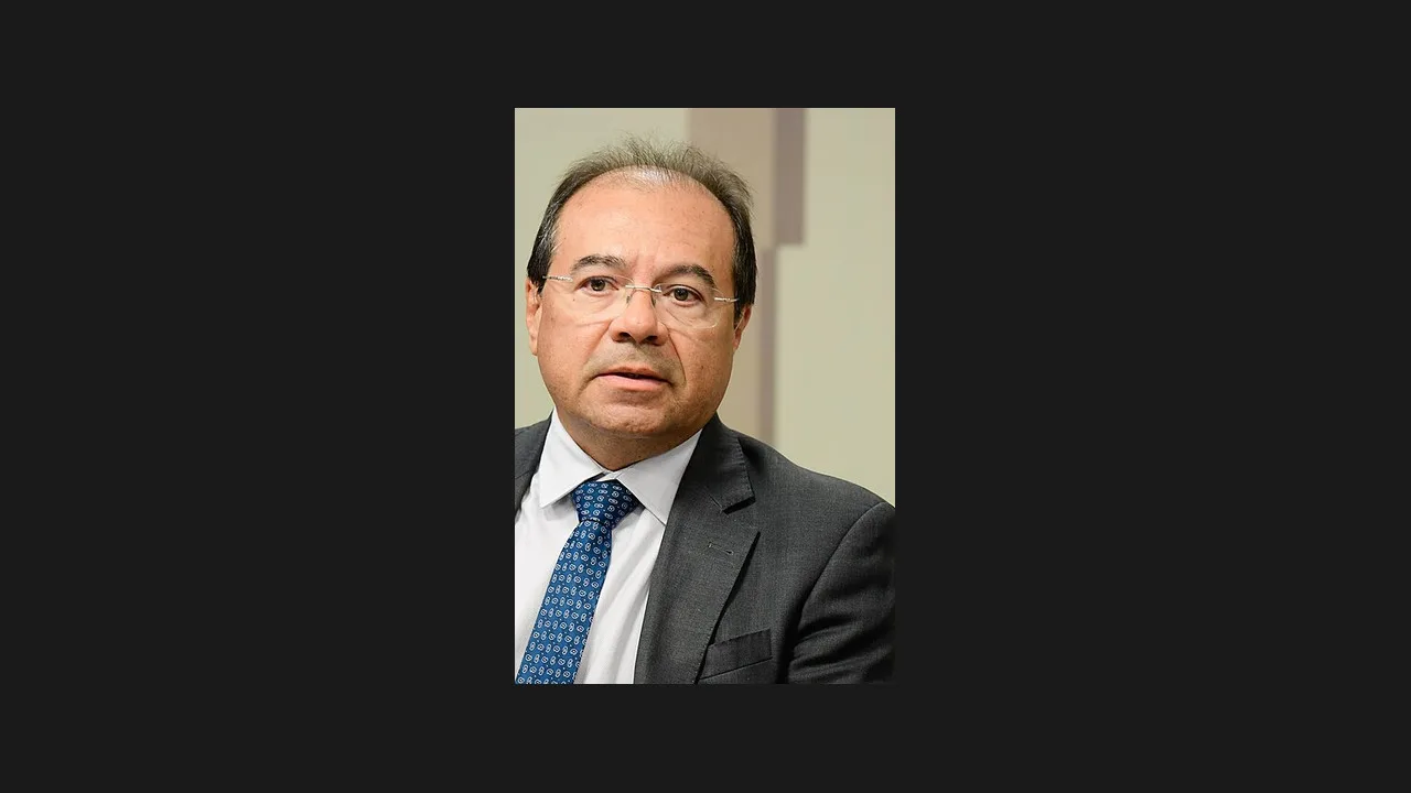 O subprocurador-geral da República Nicolao Dino, de terno cinza e gravata azul