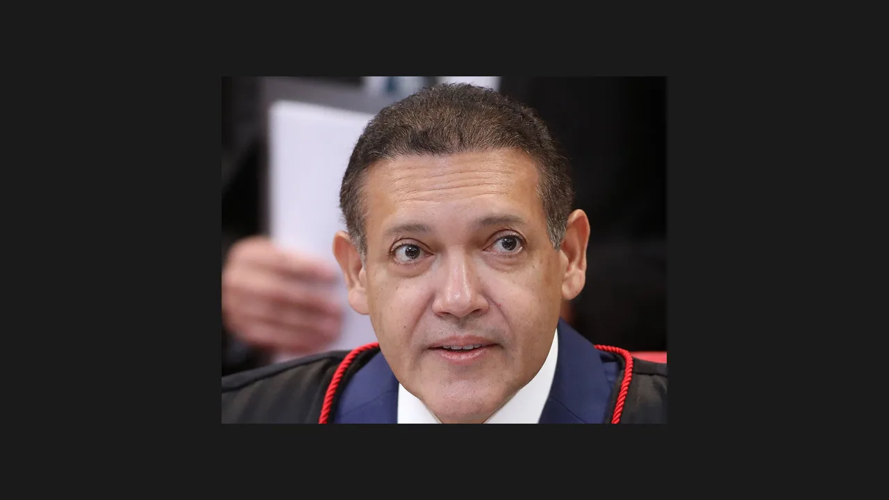 O ministro Kassio Nunes Marques, presidente do TSE, de toga