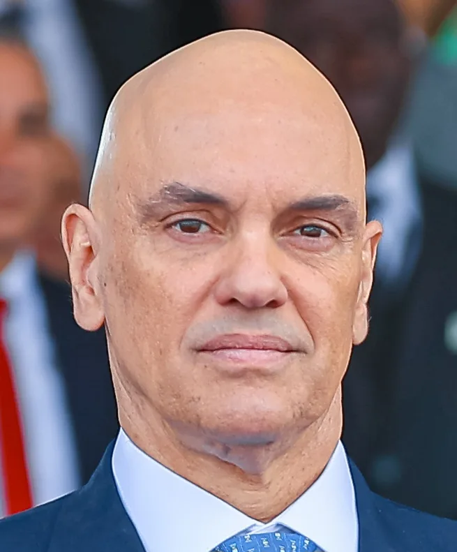RUA FECHADA NO CASAMENTO DO FILHO DE MORAES E SEGURANÇA BATE NO CELULAR DE QUEM FILMA
