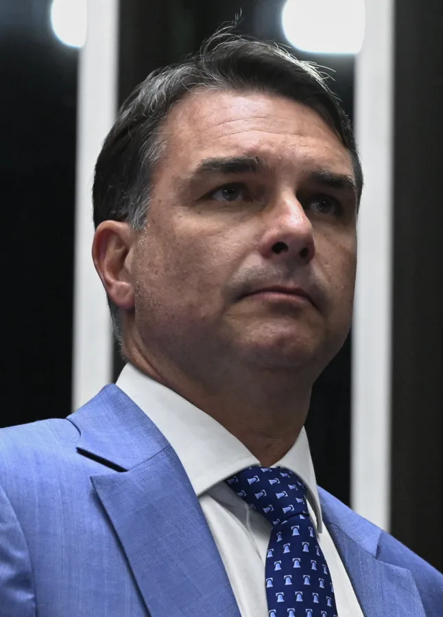 FLÁVIO VAI AO DEBATE DA GLOBO E ENTREGA A LULA A CADEIRA VAZIA