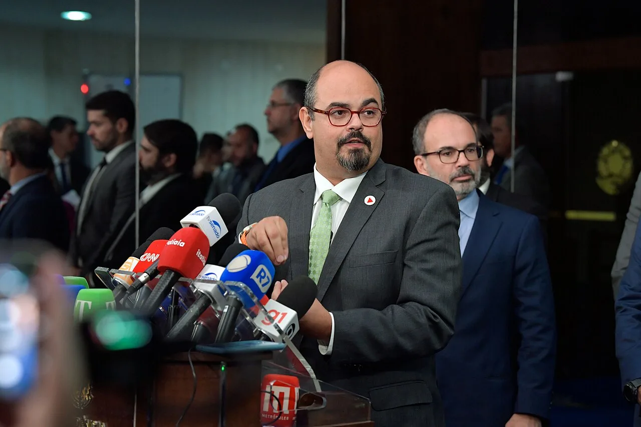 SIMÕES DECLARA APOIO A FLÁVIO BOLSONARO E DEIXA ZEMA DE LADO NO DEBATE