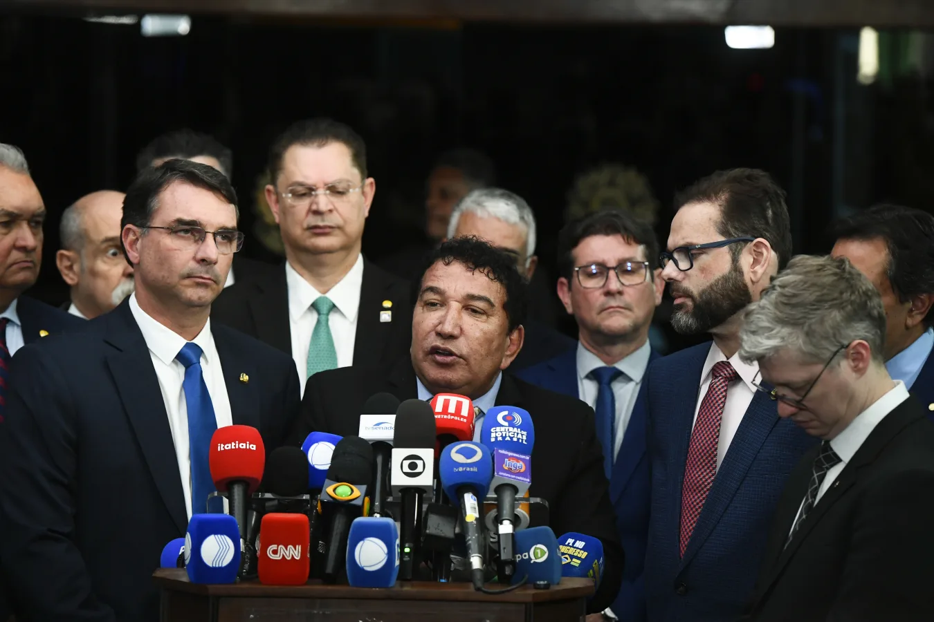Flávio Bolsonaro e senadores da oposição