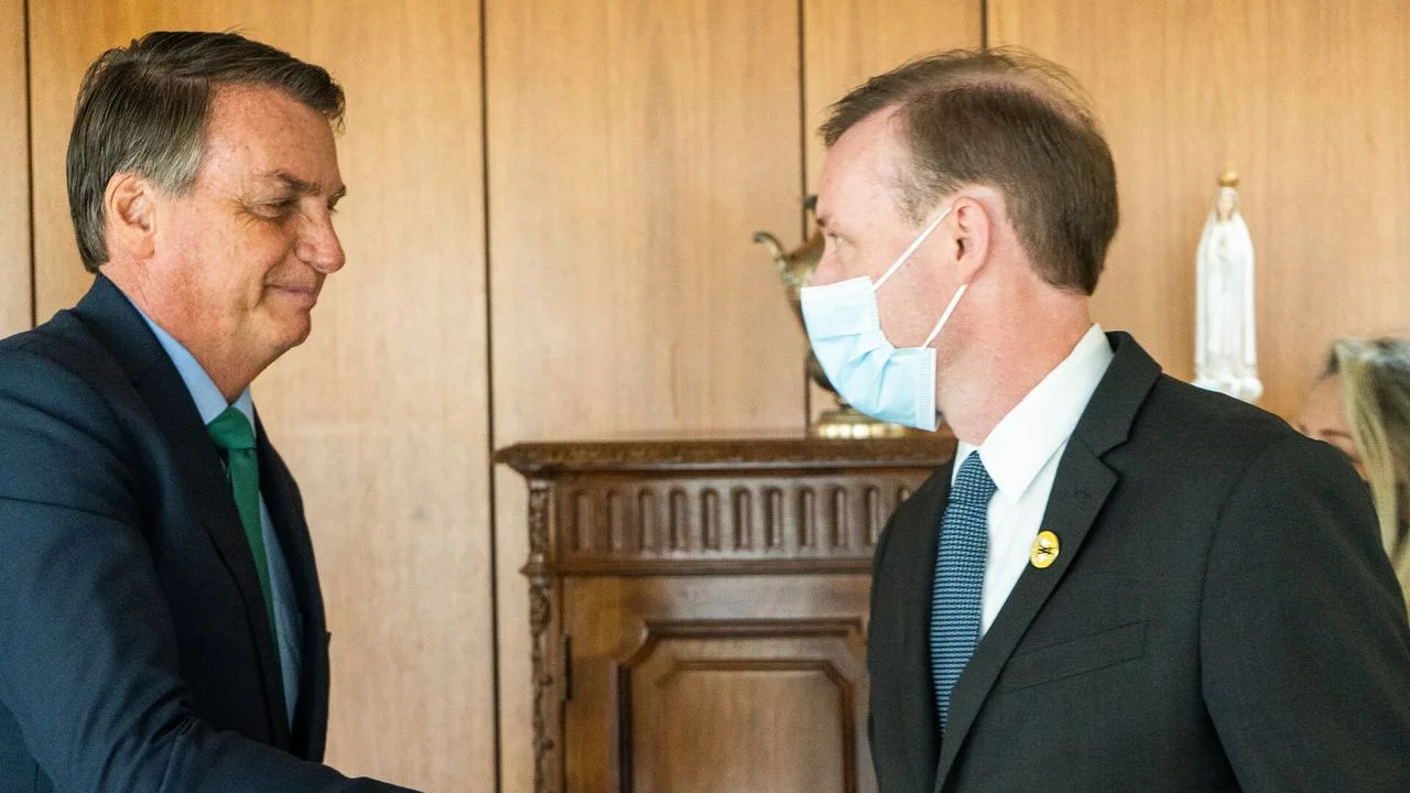 Jair Bolsonaro cumprimenta Jake Sullivan, conselheiro de Segurança Nacional de Joe Biden, no Palácio do Planalto em 5 de agosto de 2021