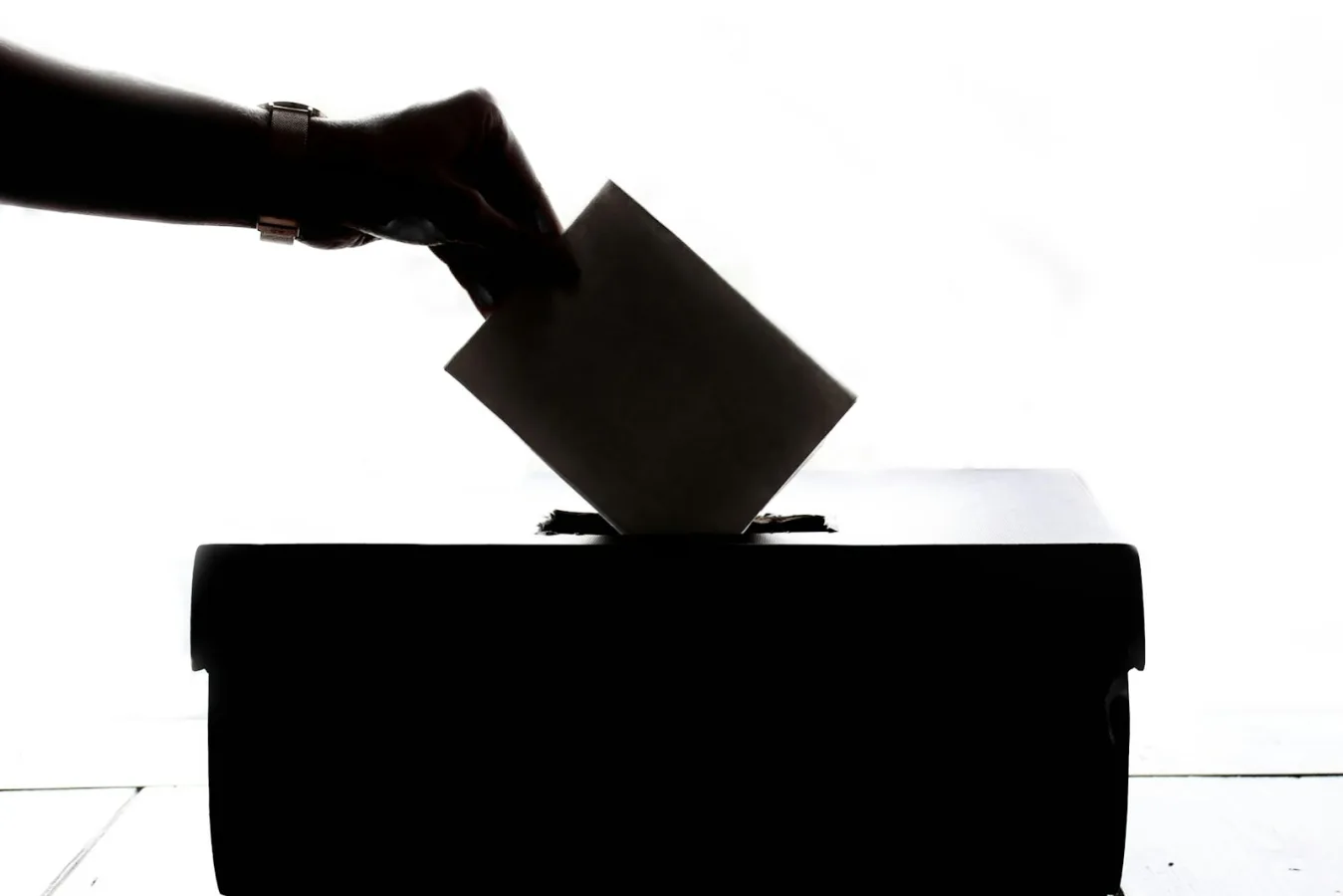 Urna e materiais eleitorais em referência à votação