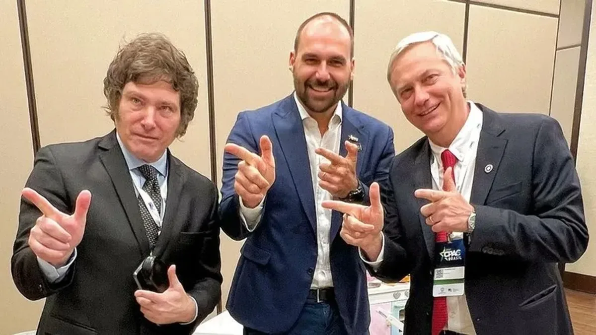 Javier Milei e Eduardo Bolsonaro juntos em evento político