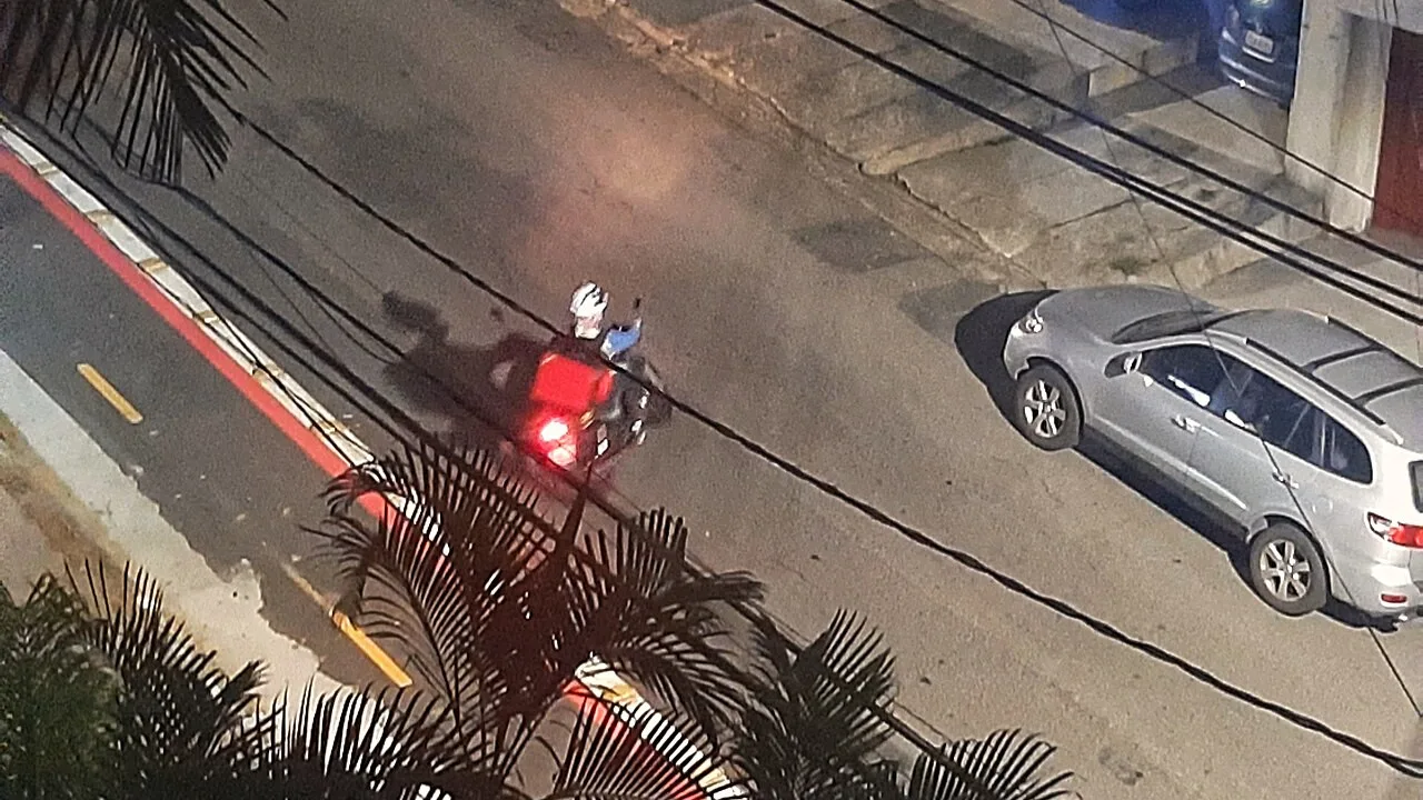 Entregador de moto em rua de São Paulo, imagem ilustrativa (foto de arquivo: Ian Casalecchi/Wikimedia Commons)