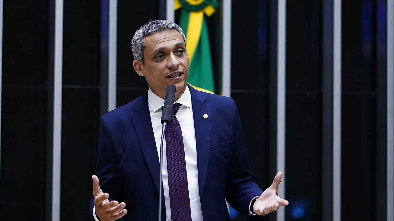 O deputado Gustavo Gayer na tribuna da Câmara (foto de arquivo: Câmara dos Deputados)