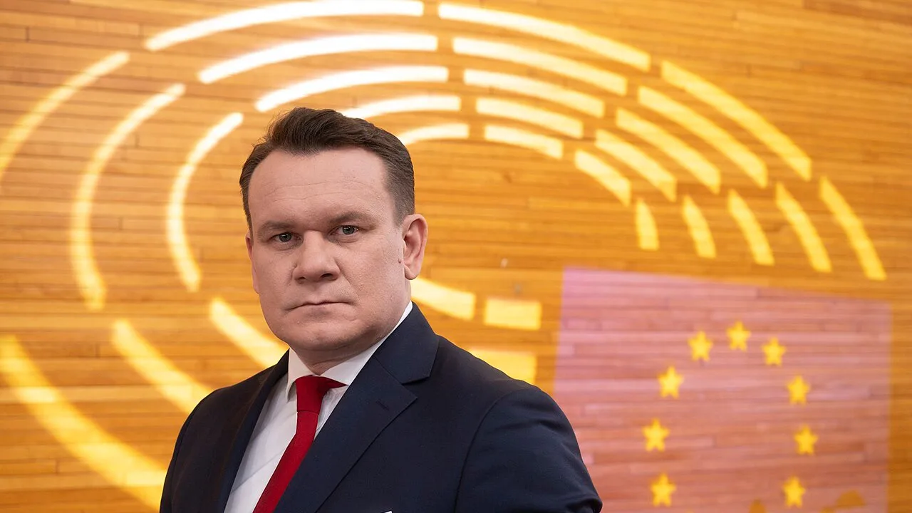 O eurodeputado polonês Dominik Tarczyński no Parlamento Europeu, em Estrasburgo (foto de arquivo: European Union/Wikimedia Commons)