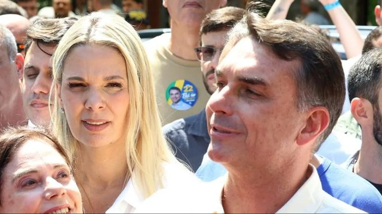 Flávio Bolsonaro fala com a imprensa no Rio de Janeiro durante campanha, em 9 de outubro de 2026 (Foto: Rovena Rosa/Agência Brasil)