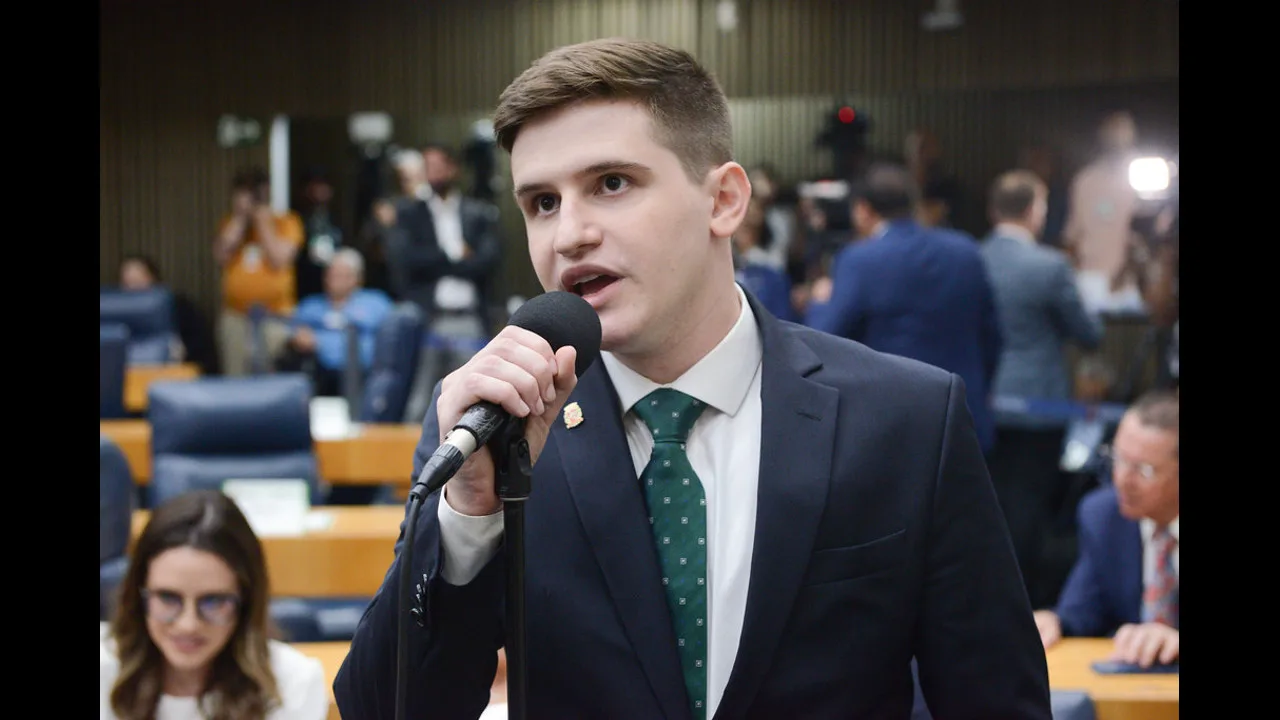 Lucas Pavanato discursa na Câmara Municipal de São Paulo em 1º de janeiro de 2025 (Foto: Mozart Gomes/CMSP)