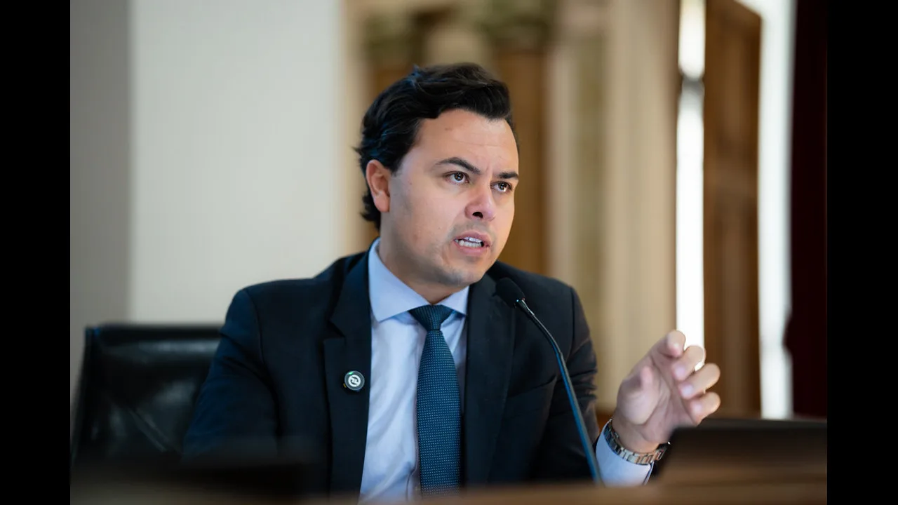 Jeffrey Chiquini discursa na Câmara Municipal de Curitiba em 8 de outubro de 2025 (Foto: Rodrigo Fonseca/CMC)