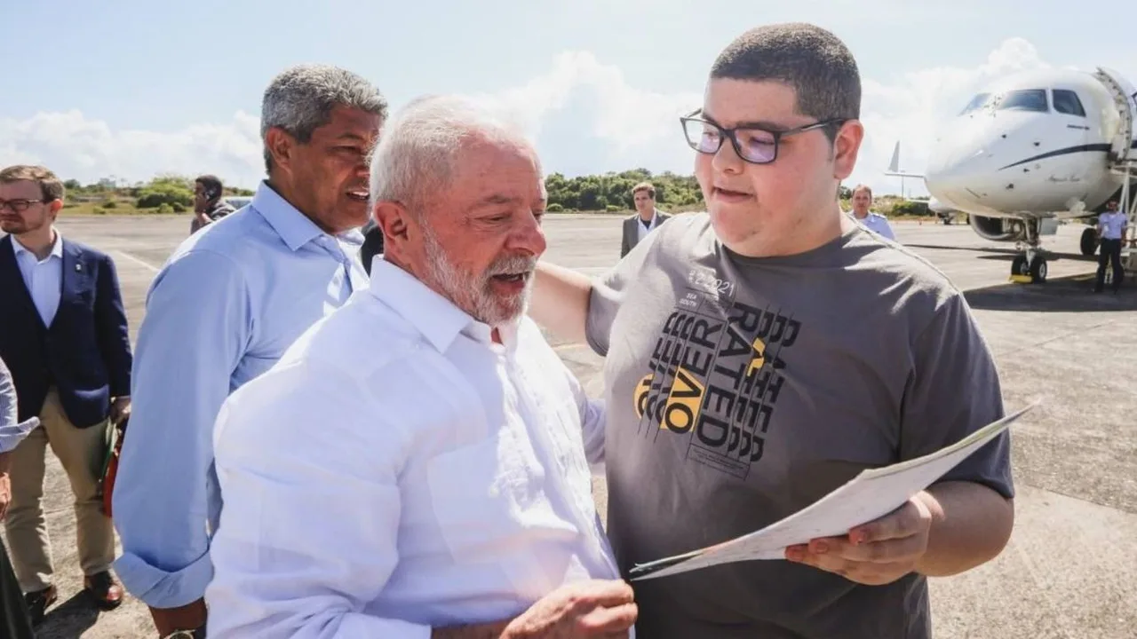 O desenhista João Pedro de Oliveira Mercês com o presidente Lula e o governador Jerônimo Rodrigues na Bahia, em fevereiro de 2023 (Foto: Ricardo Stuckert/PR)