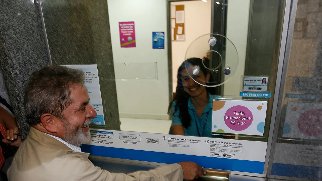 O presidente Lula na bilheteria de uma estação de metrô, imagem de arquivo (Foto: Ricardo Stuckert/PR via Wikimedia Commons, CC BY 3.0 BR)