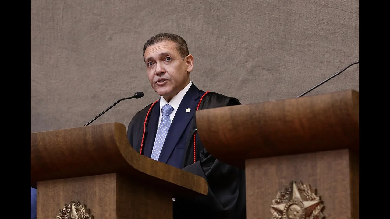 O ministro Kassio Nunes Marques discursa na posse como presidente do TSE, em 12 de maio de 2026 (Foto: TSE/Wikimedia Commons, domínio público)