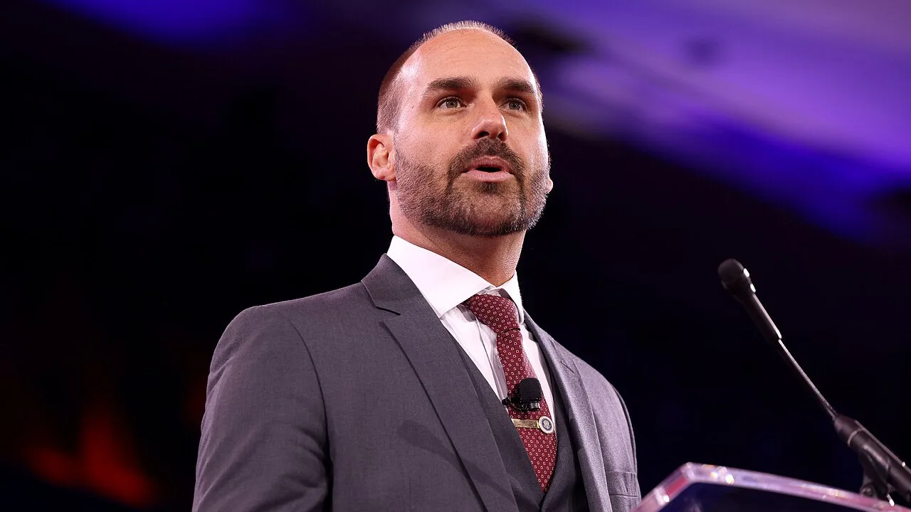 O ex-deputado Eduardo Bolsonaro discursa em evento nos Estados Unidos, em fevereiro de 2025 (Foto: Gage Skidmore/Wikimedia Commons, CC BY-SA 2.0)