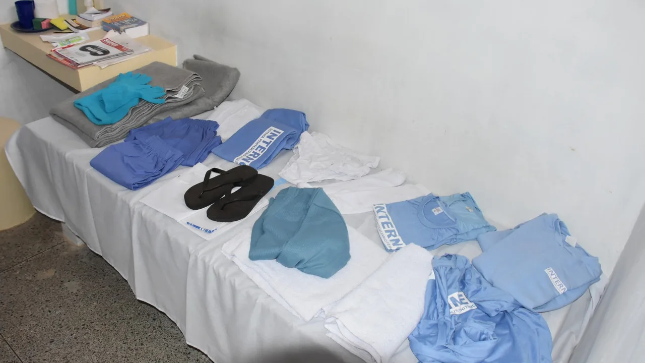 Interior de cela de penitenciária federal, com cama e enxoval padrão dos presos, imagem ilustrativa (Foto: Senappen/MJSP)