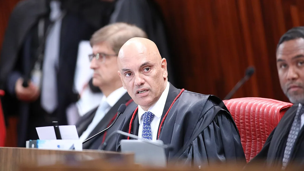 O ministro Alexandre de Moraes, do STF, em sessão do TSE em fevereiro de 2023 (Foto: TSE/Wikimedia Commons, domínio público)