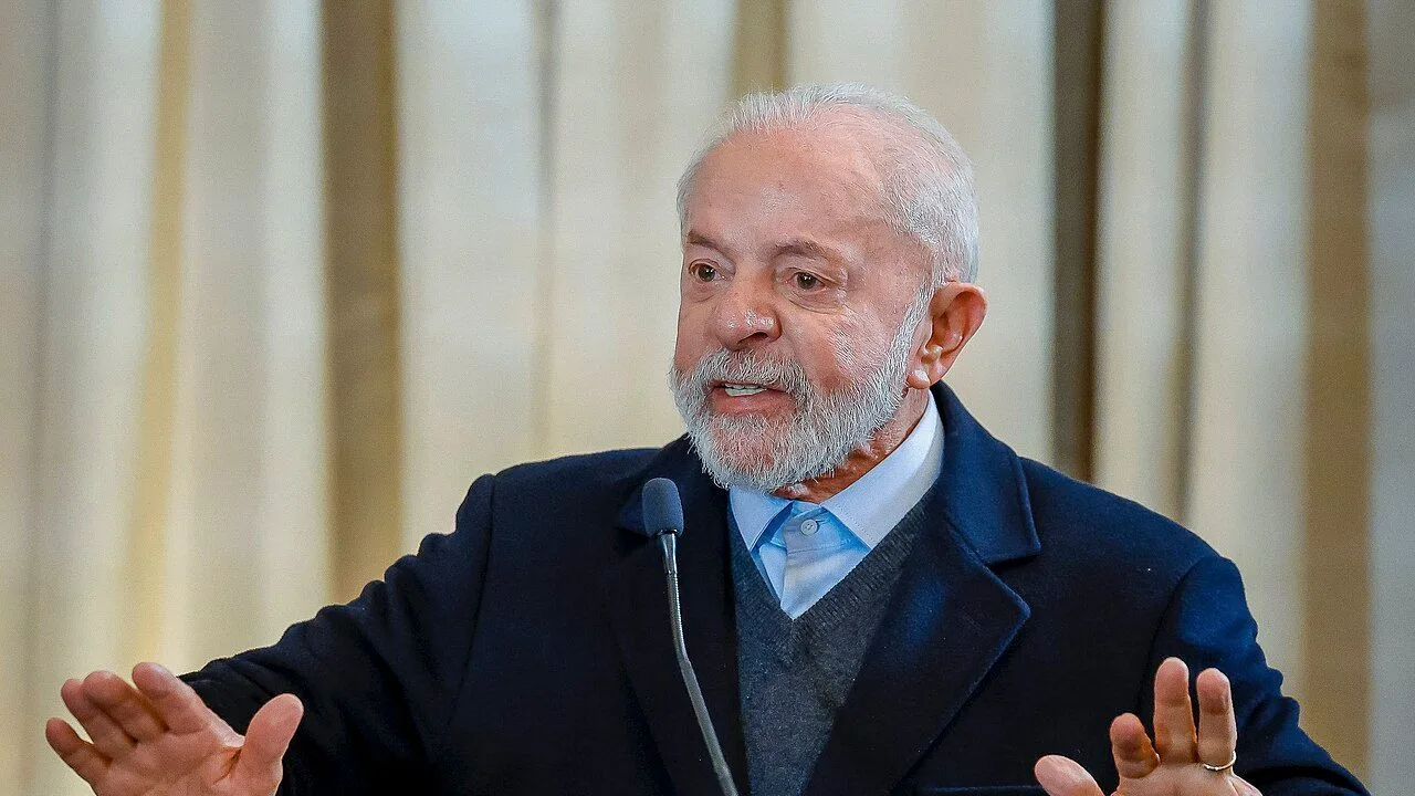 O presidente Luiz Inácio Lula da Silva durante entrevista coletiva em maio de 2025 (Foto: Ricardo Stuckert/PR, CC BY-SA 2.0, via Wikimedia Commons)