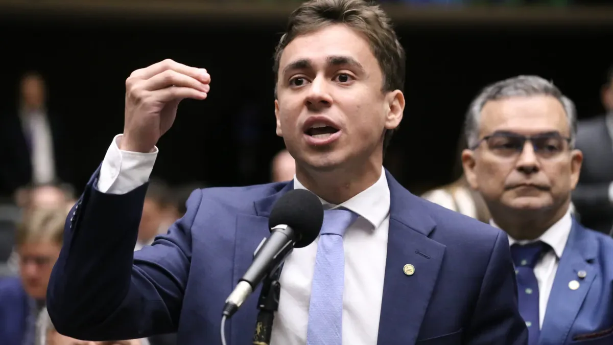 Nikolas Ferreira fala ao microfone na Câmara dos Deputados