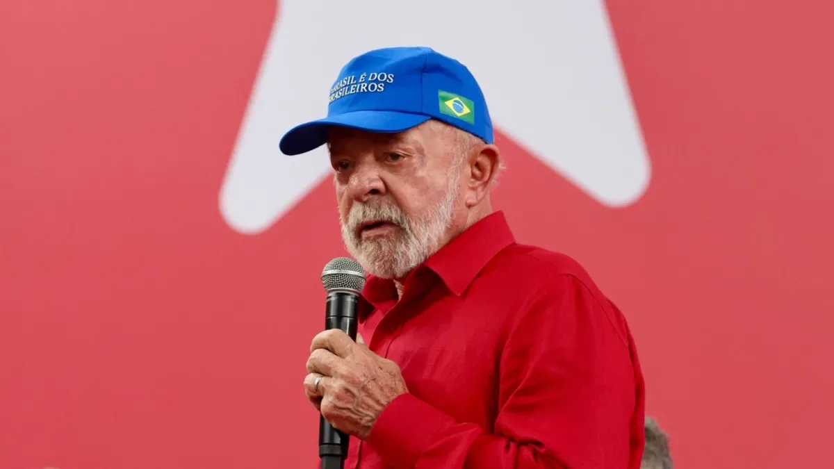 Lula discursa ao microfone durante evento político
