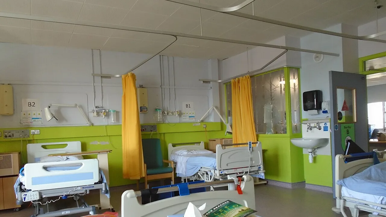 Enfermaria do Northwick Park Hospital, do NHS, em Londres, imagem ilustrativa (Foto: Kolforn/Wikimedia Commons, CC BY-SA 4.0)