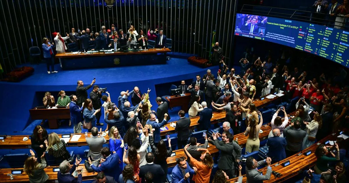 Plenário do Senado comemora aprovação do fim da escala 6x1