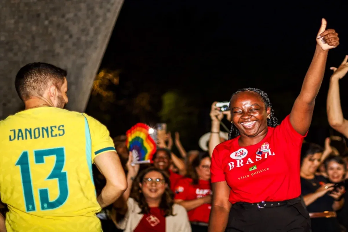 ESTUDANTES E PARLAMENTARES DE ESQUERDA REALIZAM ATO PRÓ-LULA NO GRAMADO DA UFMG