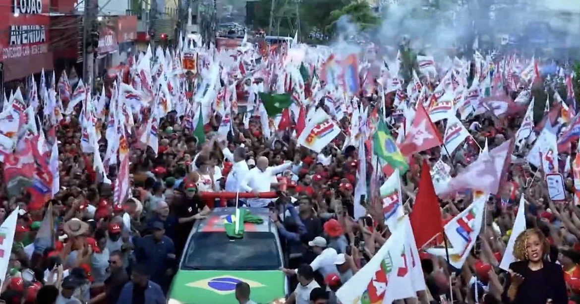 Lula em ato de campanha em Ipatinga, Minas Gerais