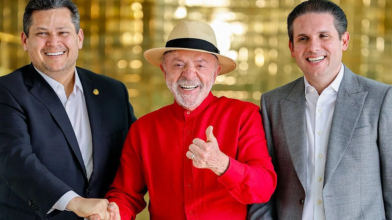 O presidente Lula com Davi Alcolumbre e Hugo Motta no Palácio do Planalto, em agosto de 2026 (Foto: Ricardo Stuckert, CC BY-SA 4.0, via Wikimedia Commons)