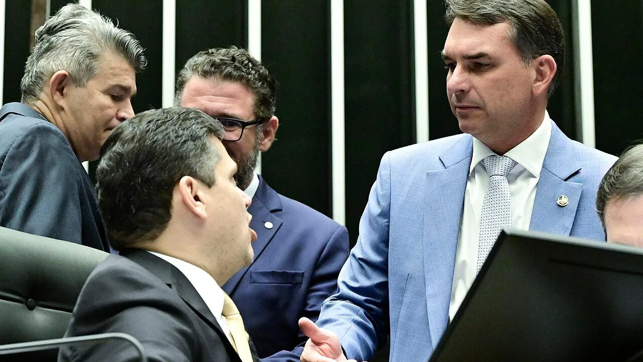 Flávio Bolsonaro no plenário do Congresso em 2026 (Foto: Geraldo Magela/Agência Senado, CC BY-SA 4.0, via Wikimedia Commons)