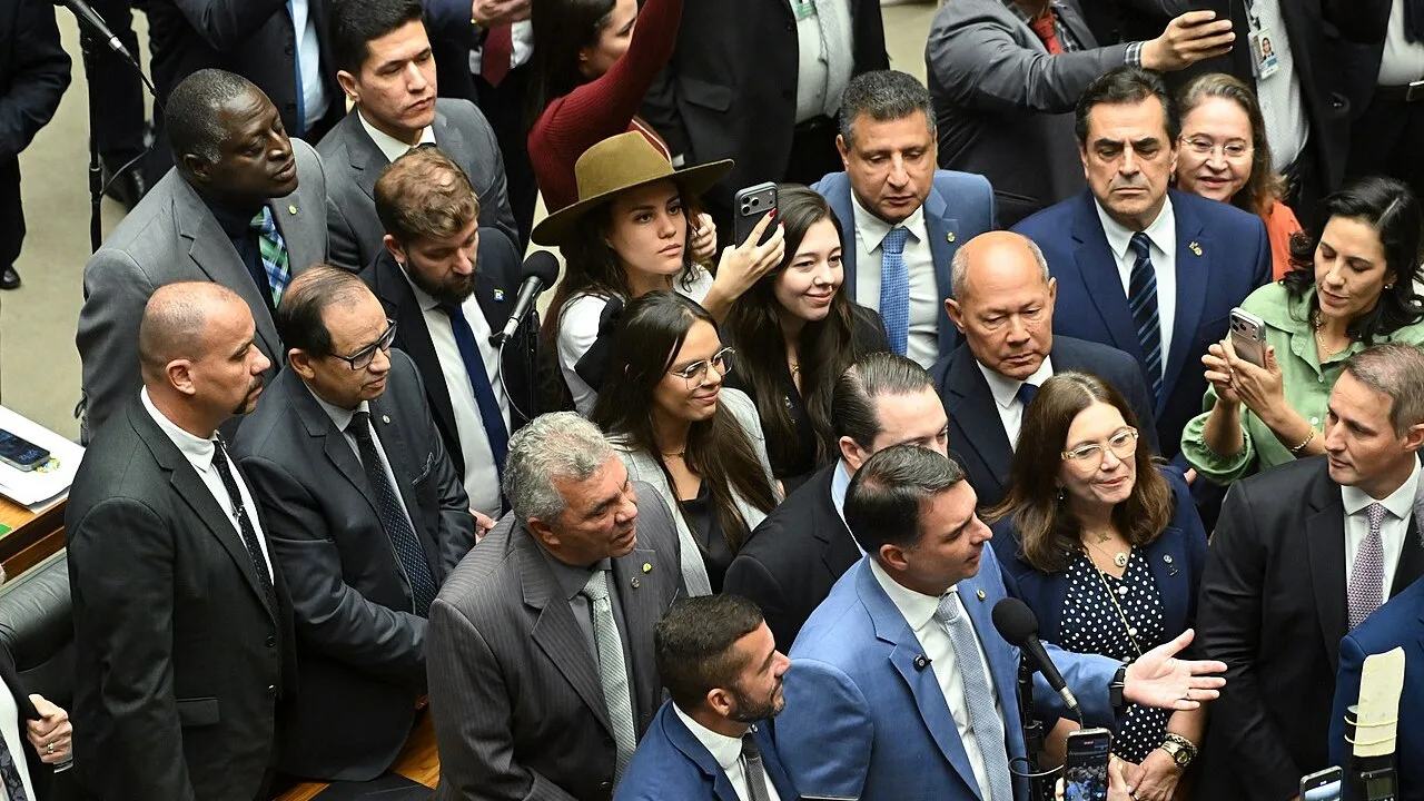 Flávio Bolsonaro cercado por parlamentares e apoiadores no Congresso em 2026, imagem ilustrativa (Foto: Saulo Cruz/Agência Senado, CC BY-SA 4.0, via Wikimedia Commons)
