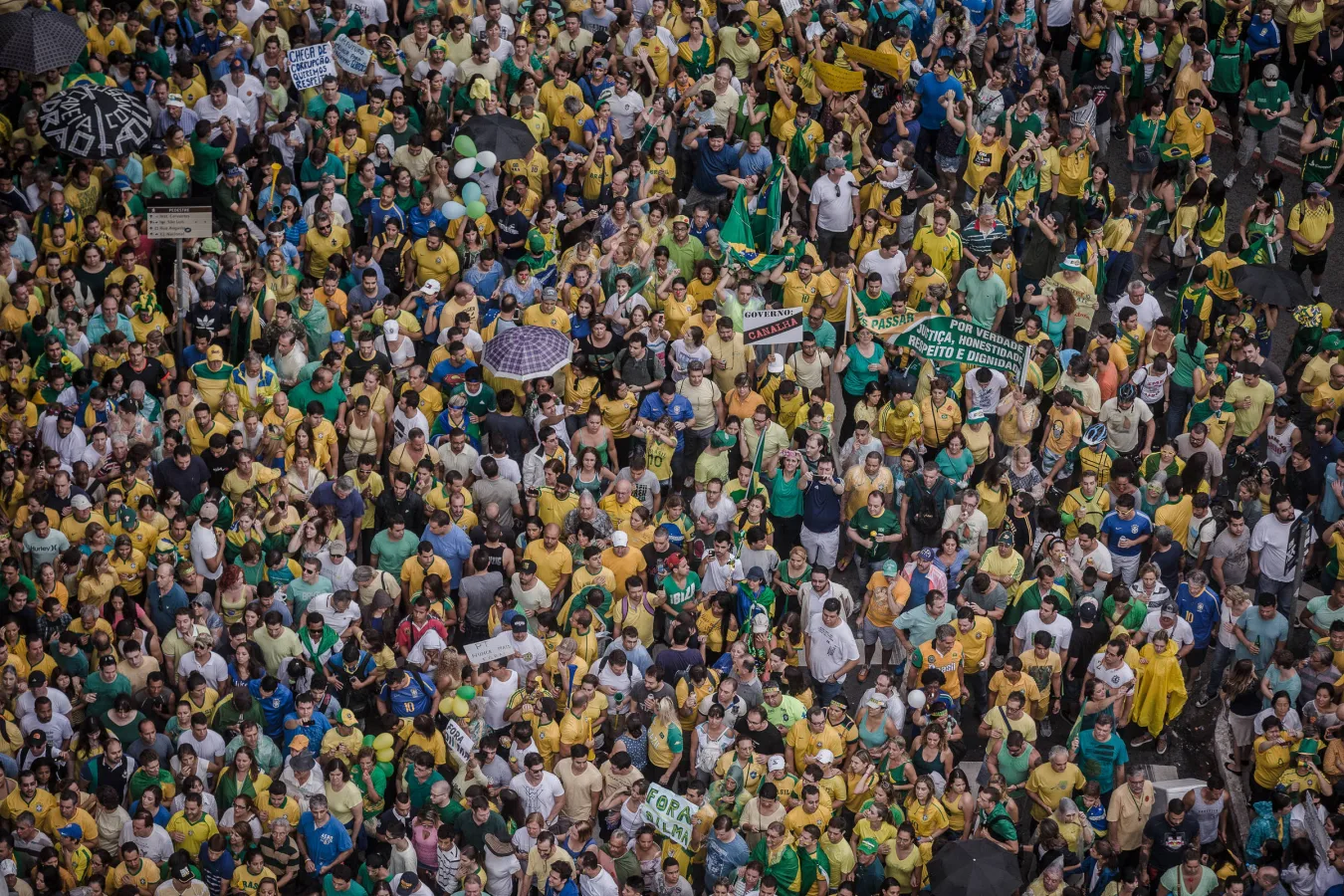 Multidão verde e amarelo Norte de Minas