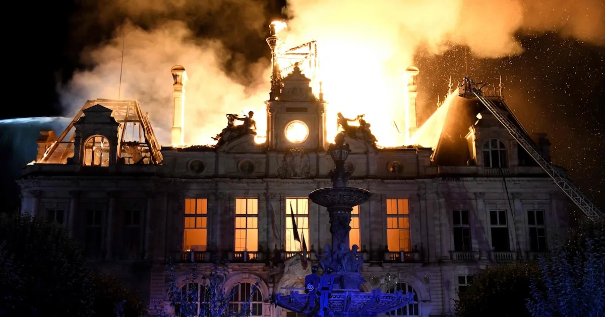 Protestos França incêndios prefeituras