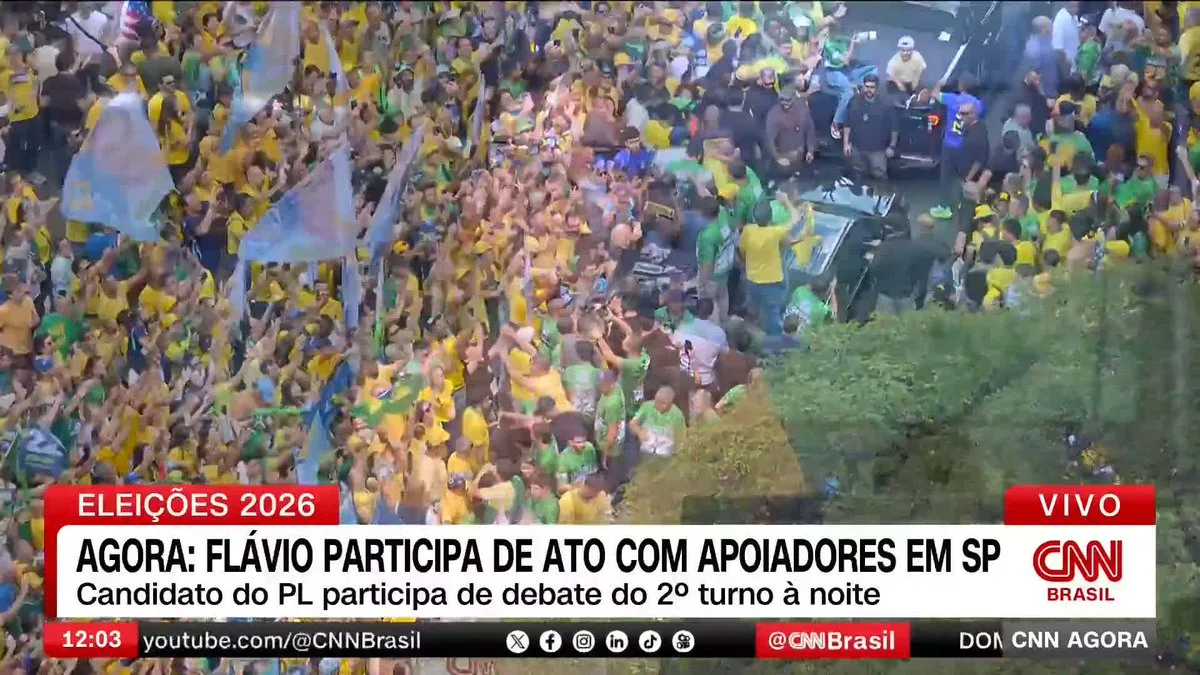 Flavio Bolsonaro e apoiadores na Avenida Paulista no Bloco do 22