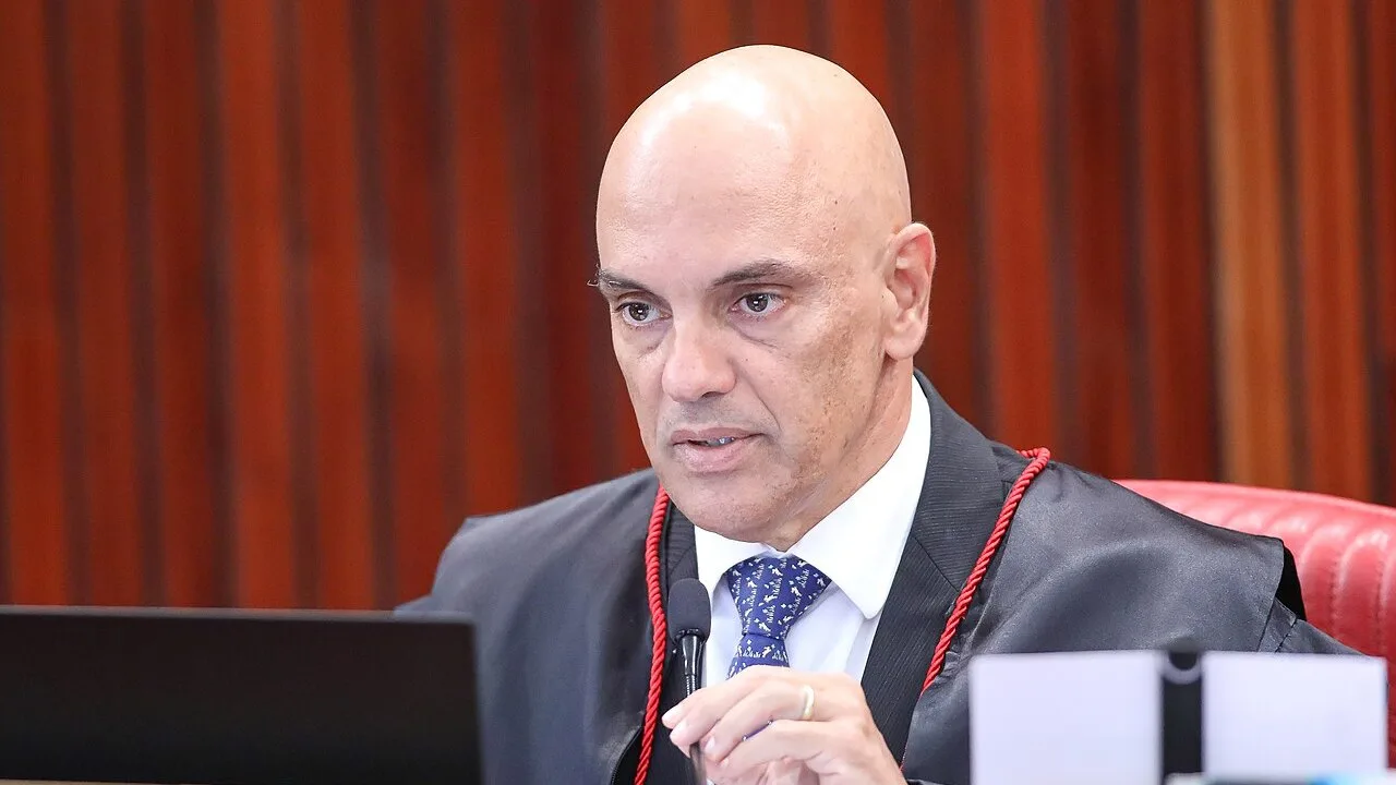 O ministro Alexandre de Moraes em sessão do TSE, em foto de arquivo de 2023 (Foto: Antonio Augusto/Secom/TSE, Public domain, via Wikimedia Commons)
