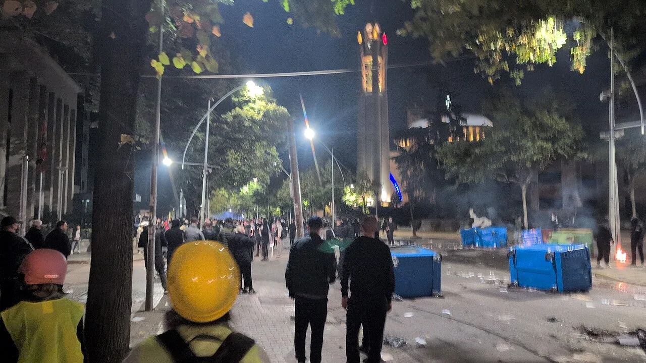Rua de Tirana durante os protestos contra o governo da Albânia, em outubro de 2026 (Foto: Vyolltsa, CC0, via Wikimedia Commons)